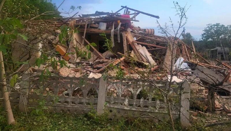 Обстрел запорожья. Херсонская область обстрел дома погиб ребенок. Горловка волноваха. Алчевск обстрел общежития. В селе.