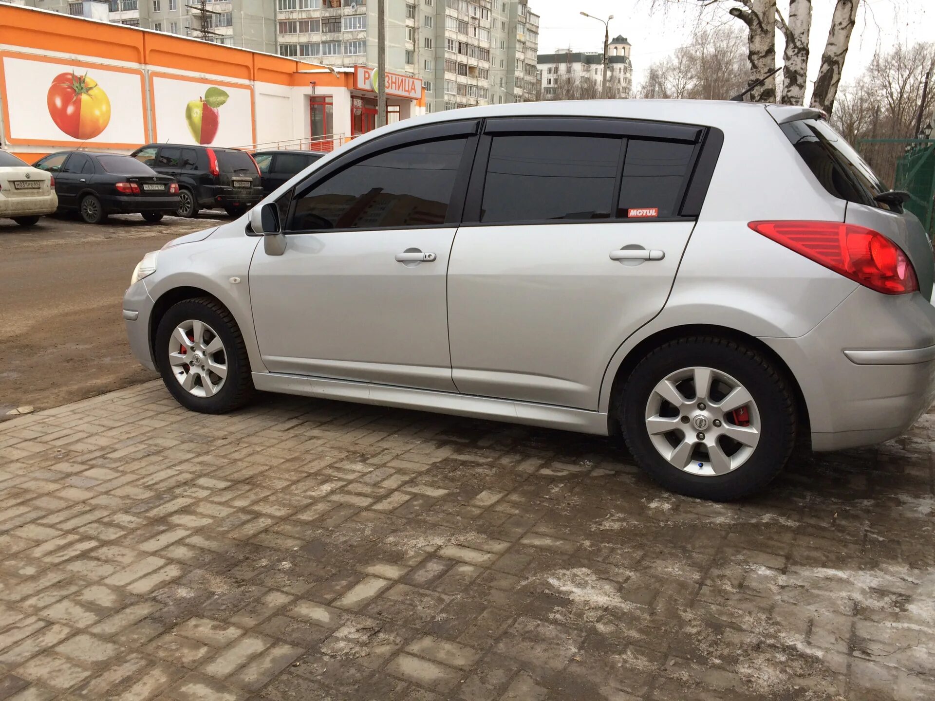 Nissan Tiida 2010 хэтчбек. Nissan Tiida 1. Ниссан Tiida 1.6 2010. Nissan Tiida 2010 хэтчбек диски.