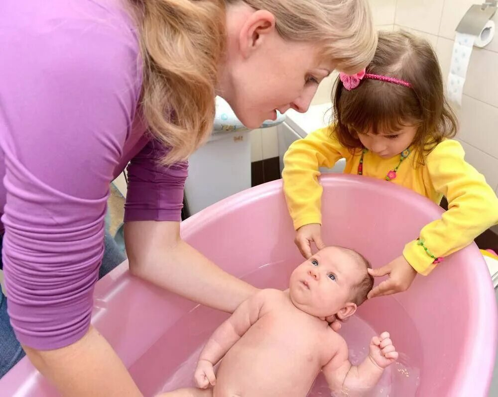 Купающиеся мать и ребенок. Купаю сына. Ванночка ok baby laguna - 54. Сюжетные картинки в ряд для детей. Сюжетные картинки для рассматривания.