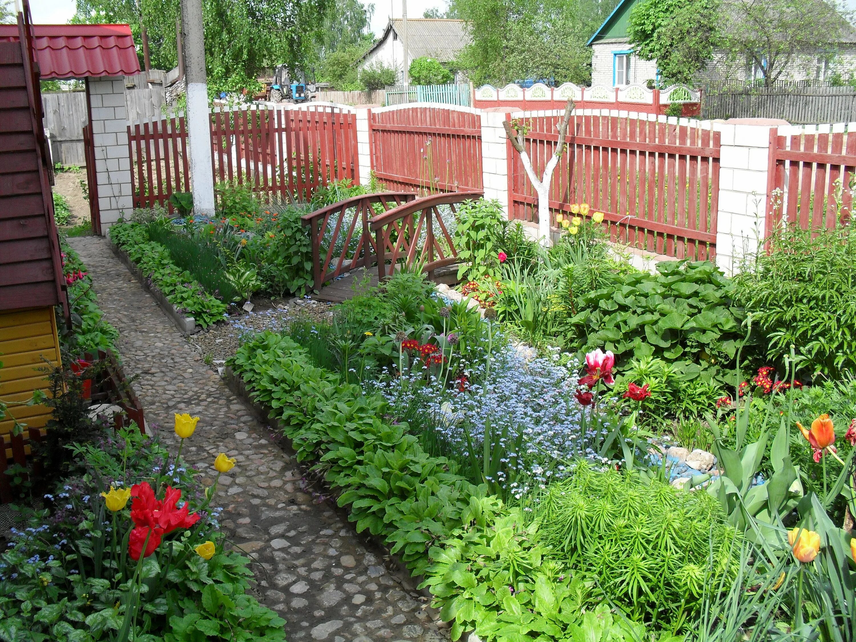 Клумбы на даче. Цветник в огороде. Цветники на даче. Расположение клумб на дачном участке.