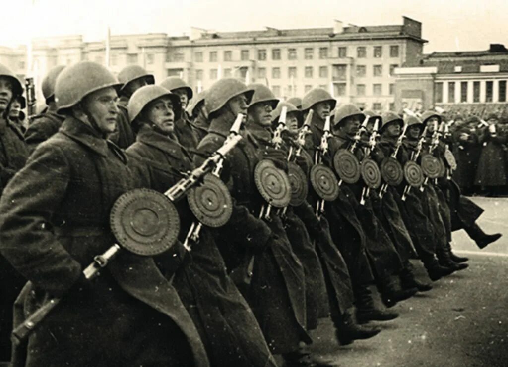 Парад 7 ноября 1941 года в Куйб. Парад в Куйбышеве в 1941. Парад 7 ноября в Куйбышеве. Куйбышев парад 1941 года. Парад 1941 года в куйбышеве