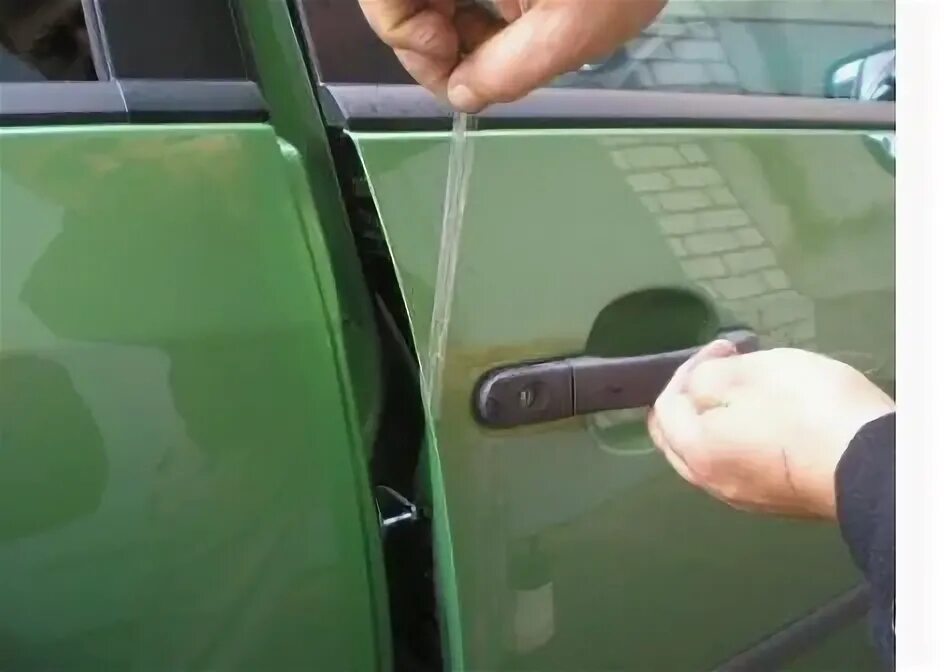 Пленка транспортировочная для автомобиля. Антигравийная пленка на авто. Защита порогов автомобиля пленкой. Пленка стоек дверей киа рио 2014. Пленка на двери автомобиля.