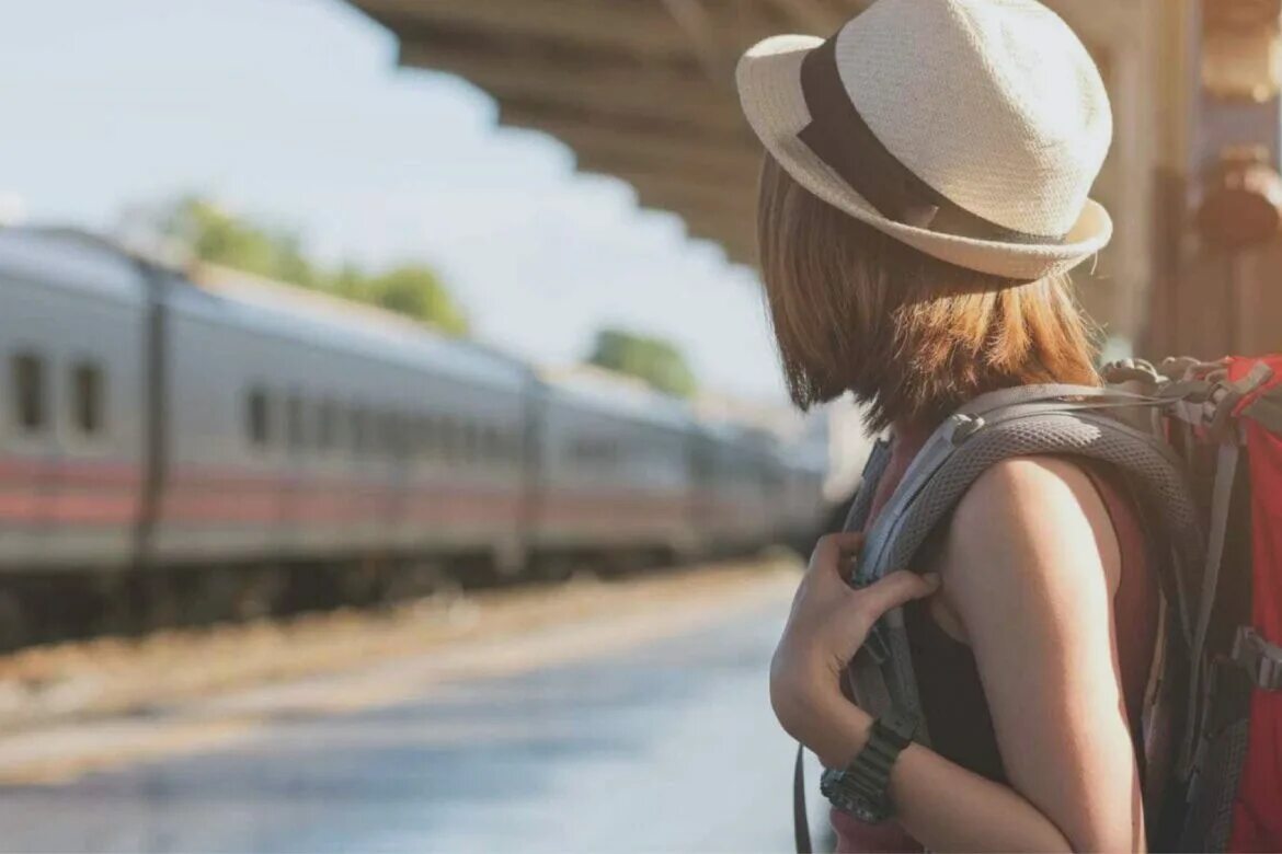 Путешествовать окончание. Туристы в поезде. Путешествие на поезде. Путешествовать на поезде. Поезд летом путешествие.