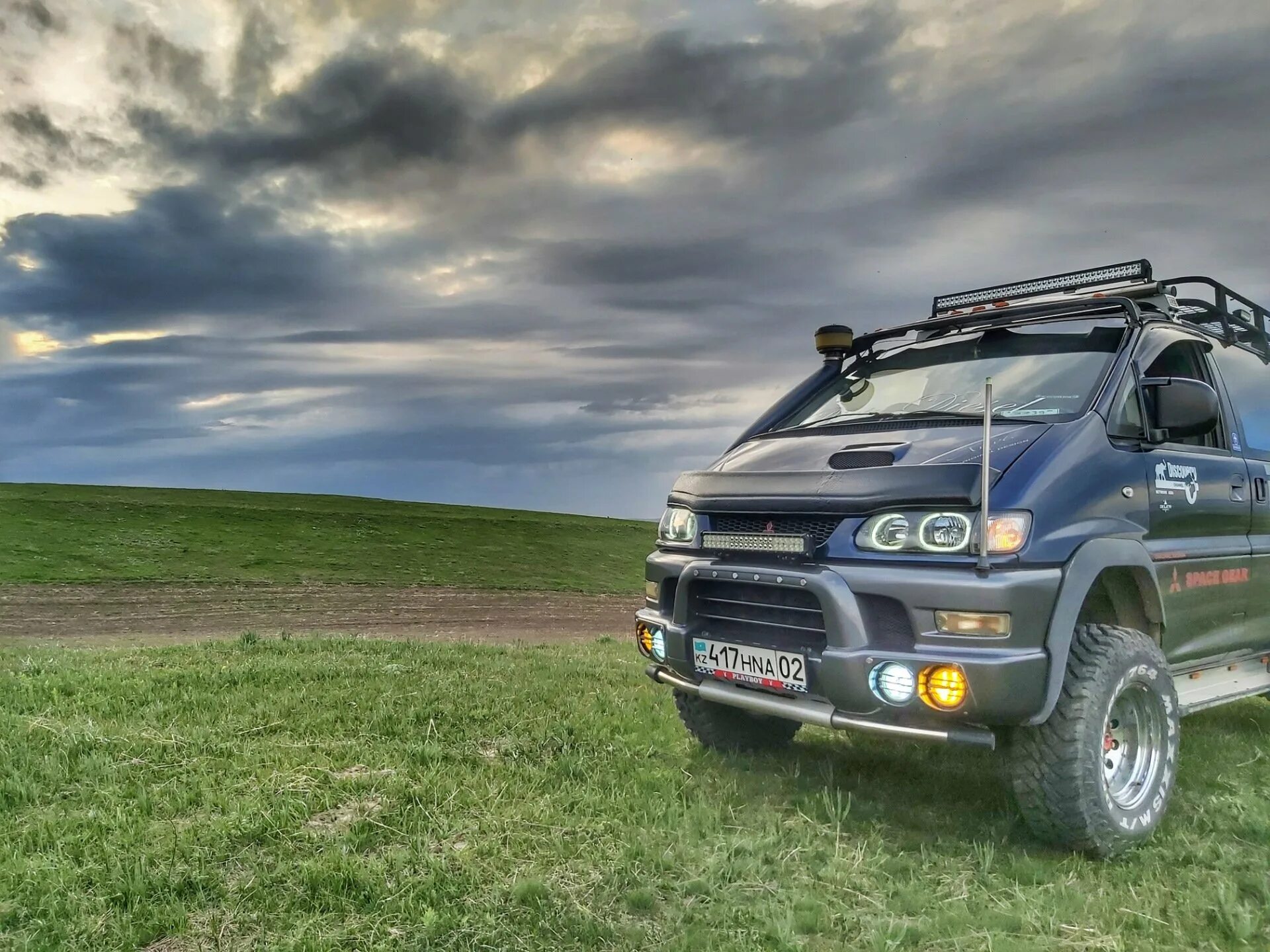 Delica поколения. Делика l-500. Делика 4×4. Митсубиси Делика 4х4. Mitsubishi Delica Mitsubishi Delica.