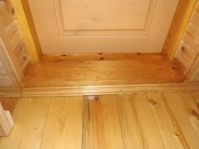 Порог входной двери в частном доме. Старый деревянный порог. Деревянный порог для входной двери. Стык ламината и порога двери. Пластиковая уличная дверь в частный дом.