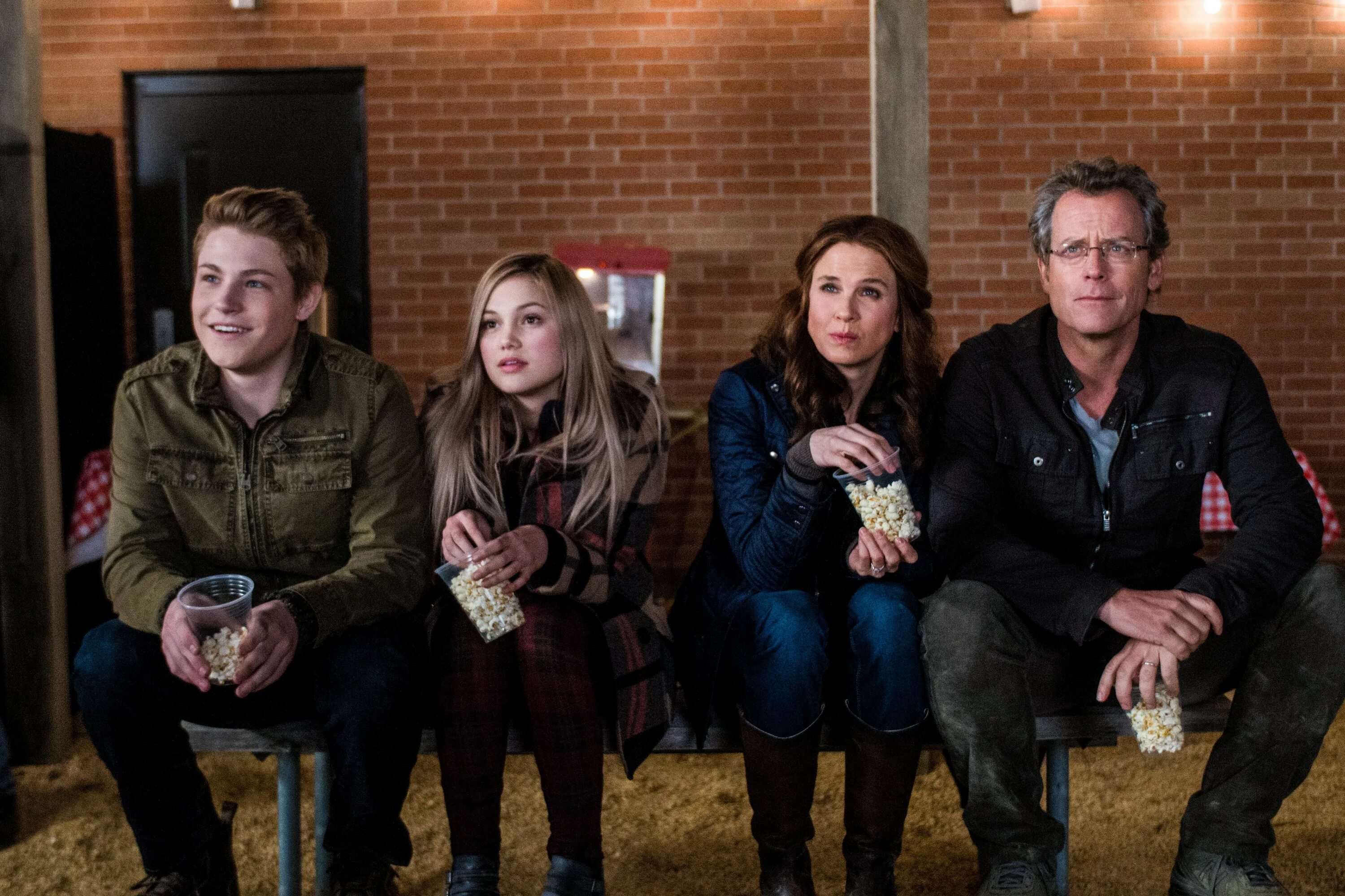 Сэм клафлин до встречи с тобой. Бритт робертсон дальняя дорога. Filmy me. Filmy me. Filmy me.