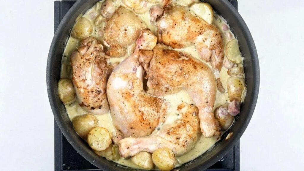 Курица с картошкой. Картошка с курицей в сливках. Курица с картошкой в сливочном соусе. Курица с картошкой в духовке со сметаной.