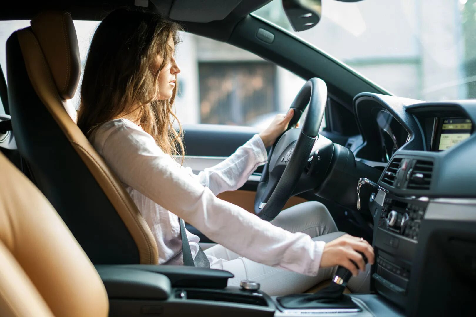 Drive a car she напиши. Car Rental. Картинка новичок за рулем. Женщина новичок за рулем. Наслаждение вождением.