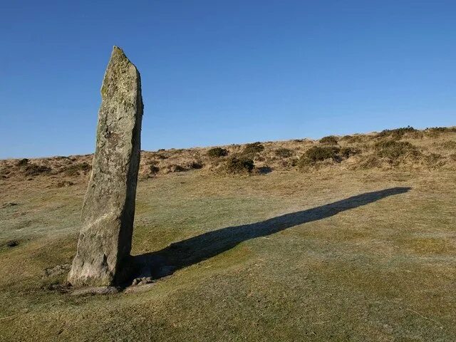 Stone long. Длинный камень. Камень Девон. КНШОН Лонг камень. Goonhilly downs Menhir.