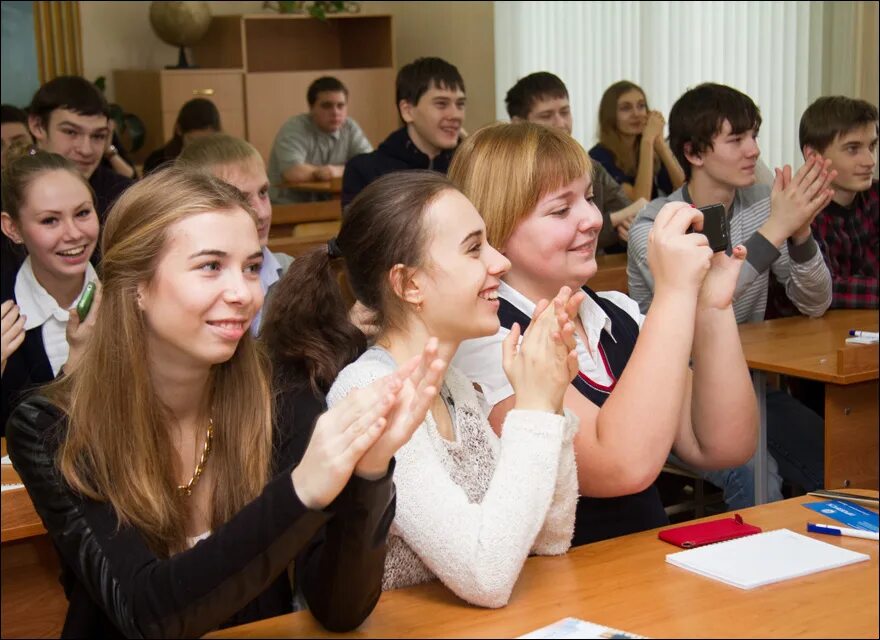 Урок в старших классах. Старшеклассники на уроке. Старшеклассники в России. Класс в школе старшеклассники. Урок русского языка в старших классах