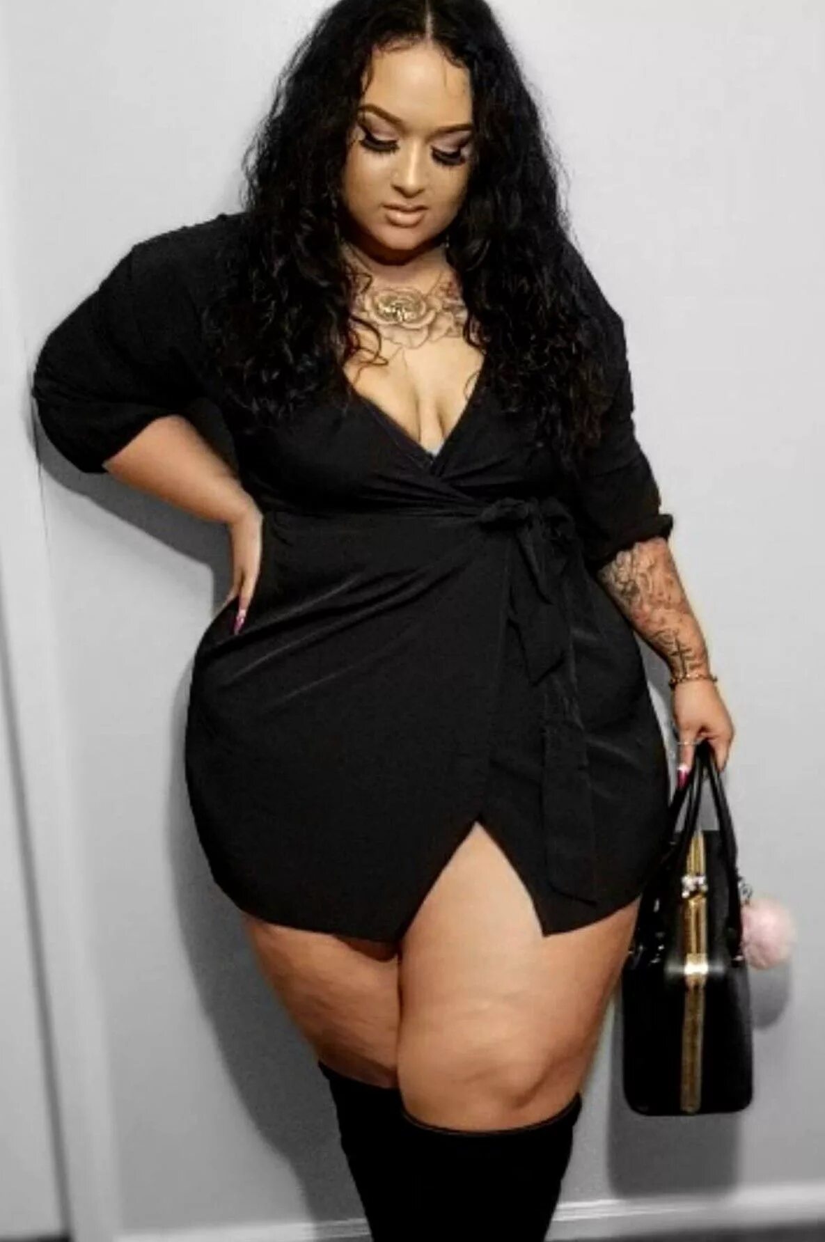 Модели с толстыми ногами. Женщины с жирными бёдрами. Жирные черные женщины.