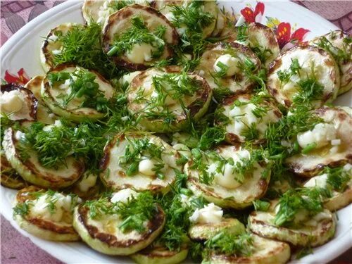 Жареные кабачки с чесноком и майонезом. Жареные кабачки. Жареные кабачки с чесноком. Кабачки с чесноком и майонезом фото. Кабачки с зеленью и чесноком.