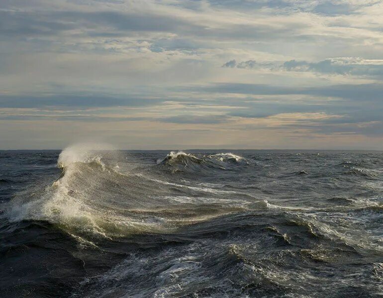 Океаны волны ветры. Шторм на белом море. Белое море Архангельск шторм. Охотское море шторм. Карское море шторм.