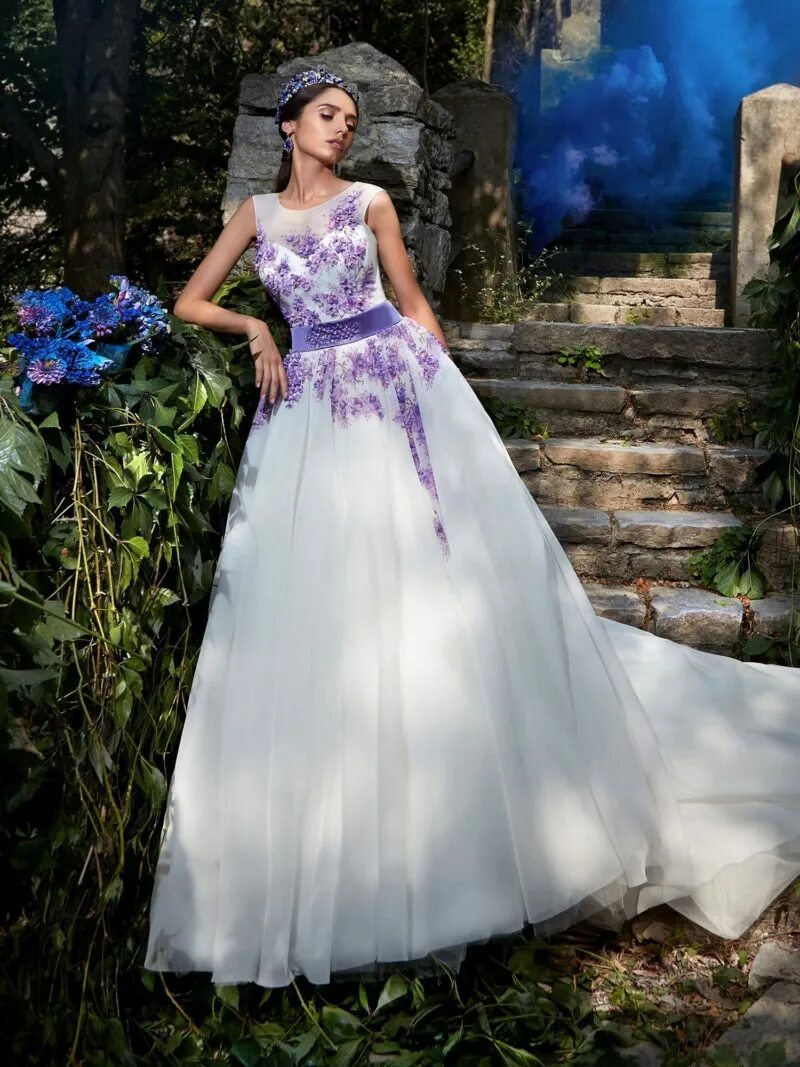 Белое фиолетовое платье. Свадебное платье белое с фиолетовым. Свадебное платье лавандового цвета. Свадебные платья сиреневого цвета. Свадебное платье белое с сиреневым.