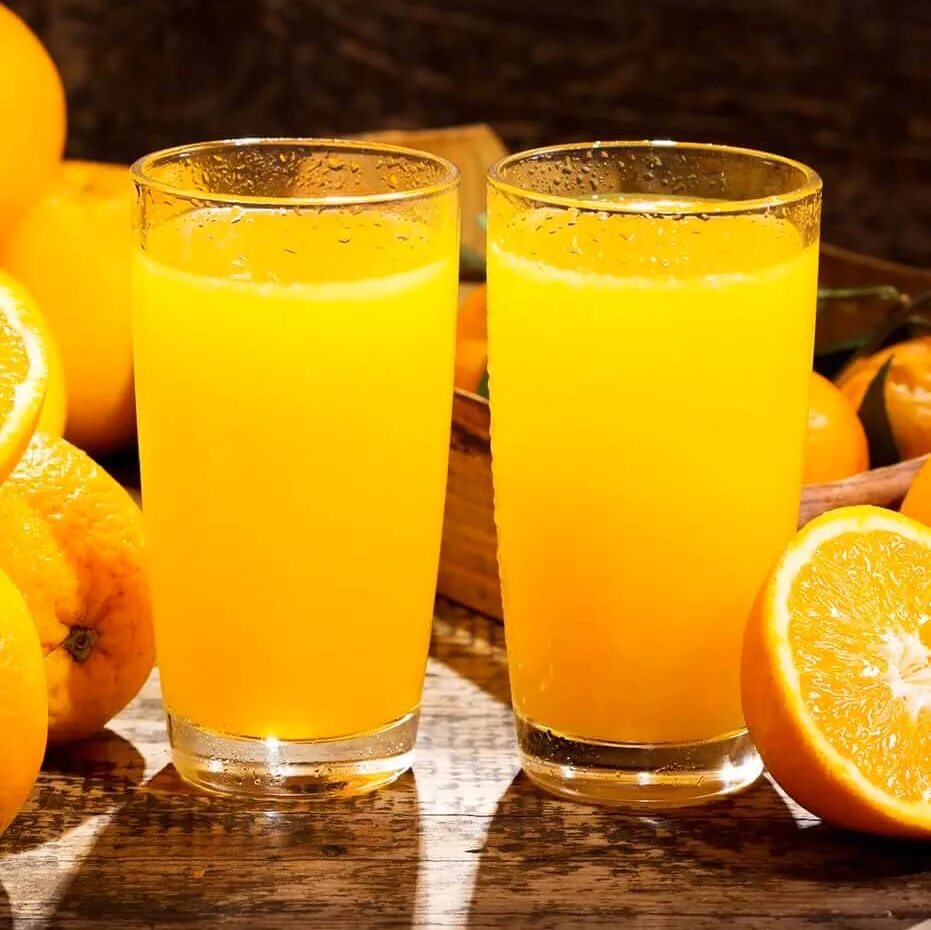 апельсиновый сок. сок вечером. свежевыжатый овощной сок. лимонад киви лимон. натюрморт с мандаринами.