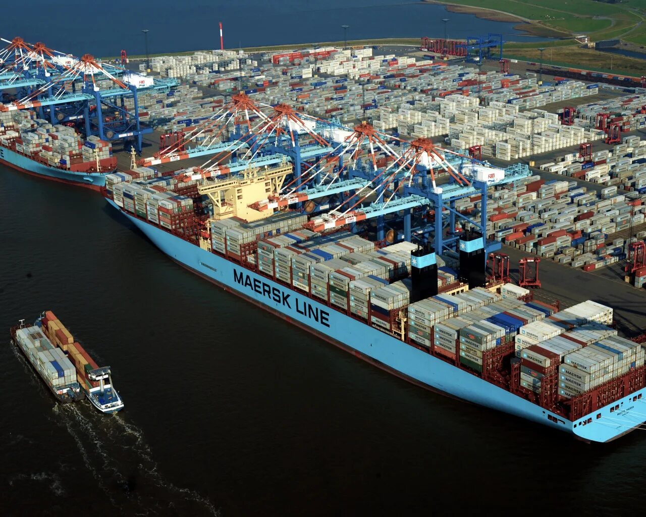 Trading ships. Морской фрахт лос-анджелес владивосток. Торговый корабль у трапа. Контейнеровозы морские. Кипр судно трейдер.