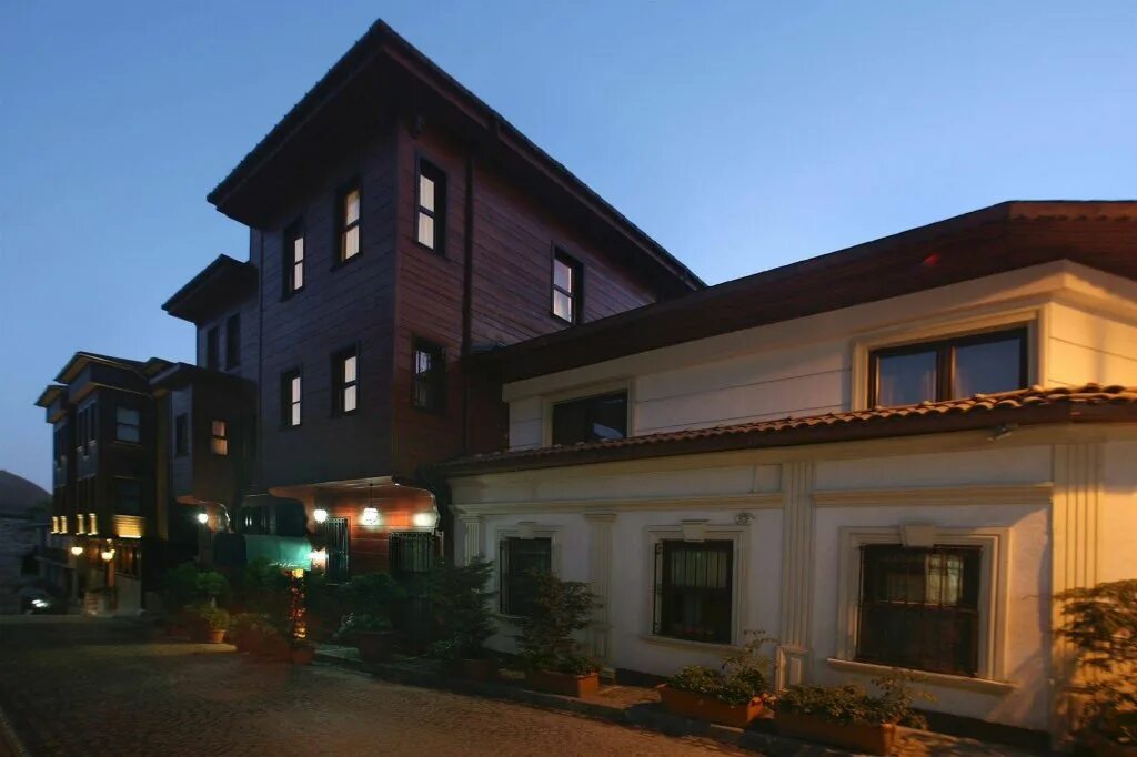 House istanbul. Garden house hotel стамбул. гарден хауз отель четыре звезды стамбул. гарден хаус гатчина. rose garden hotel.