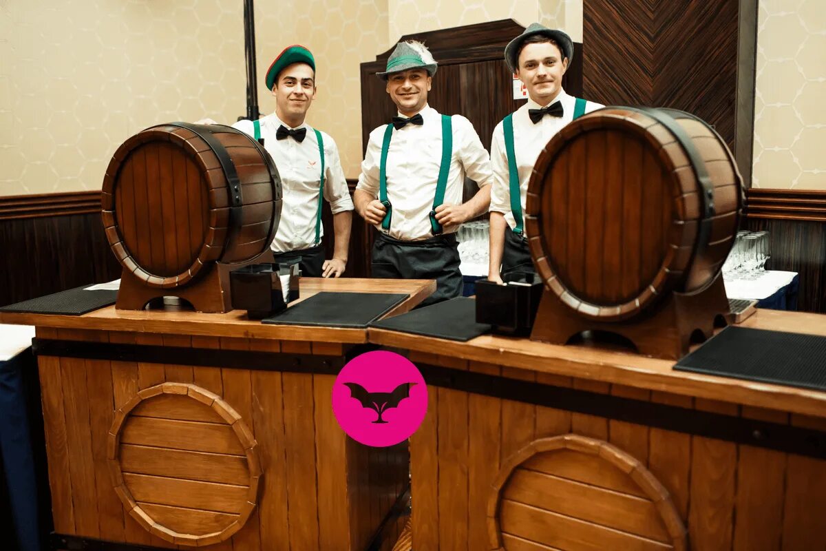 Крутой бармен. Люди в баре. Бир болайык мадина. Алып бара. Мужчина за стойкой бара.