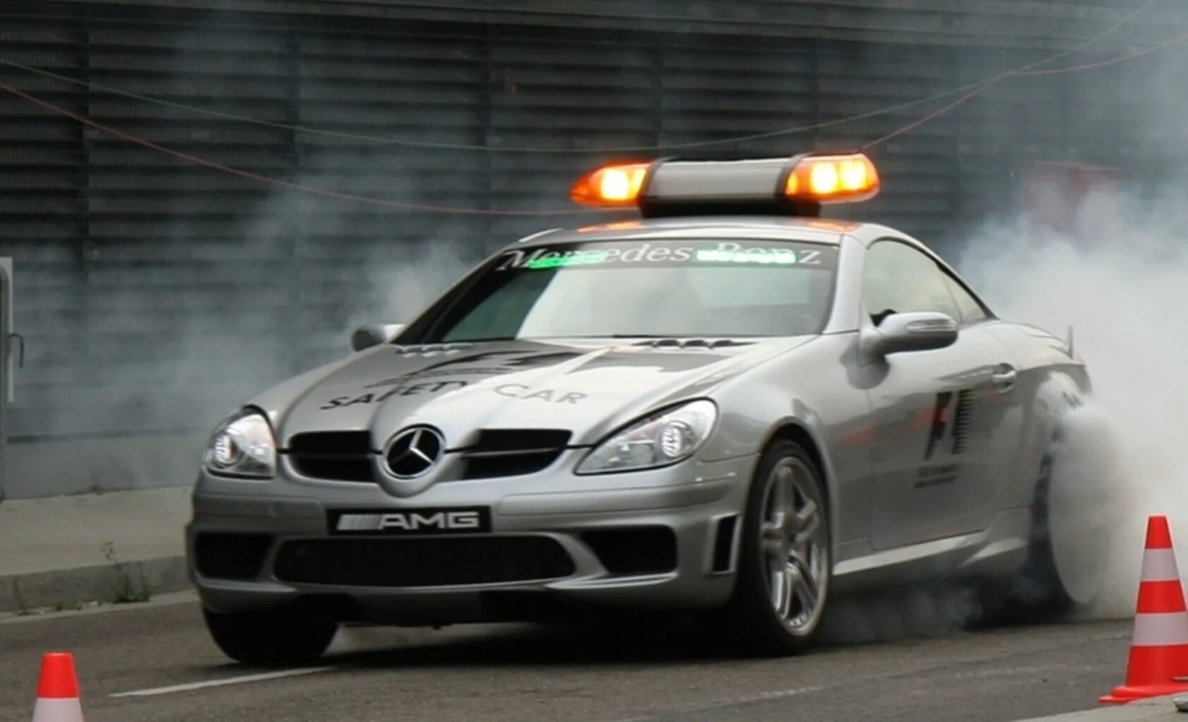 Автомобиль безопасности формула. CLK DTM Safety car. F1 Safety car Mercedes w208. Mercedes Safety car f1. Мерседес СЛК ДТМ 1,32.