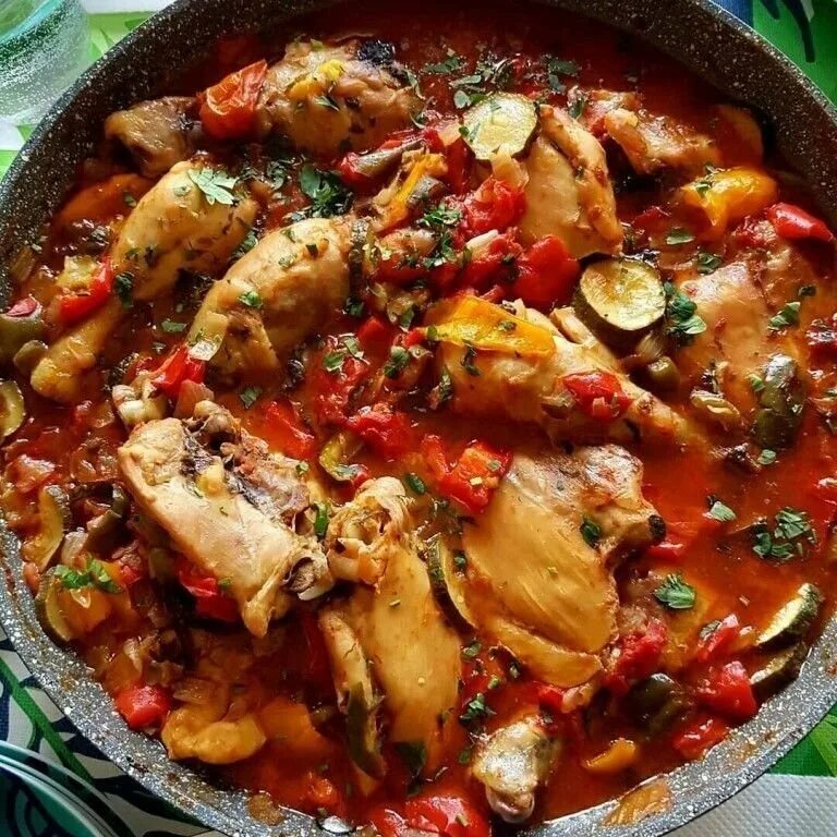 Как называется курица с овощами. Курица с овощами. курица тушеная с овощами. курочка тушеная с овощами. курица с овощами на сковороде.