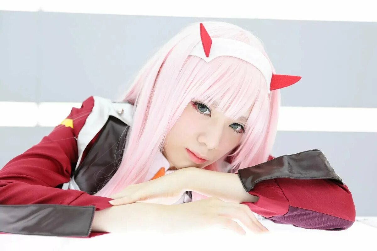 Зеро ту косплей. Zero two косплей. кокоро франкс косплей. zero two cosplay колготки.
