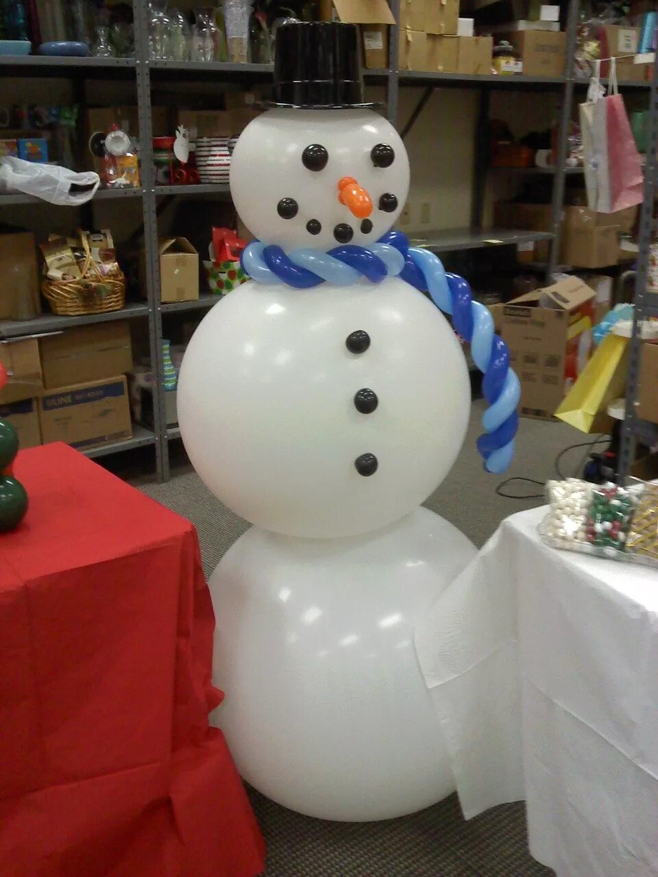Снеговик шаров. Снеговик из шариков. Метровый Снеговик. Снеговик из шаров большой. Снеговик объемный большой.