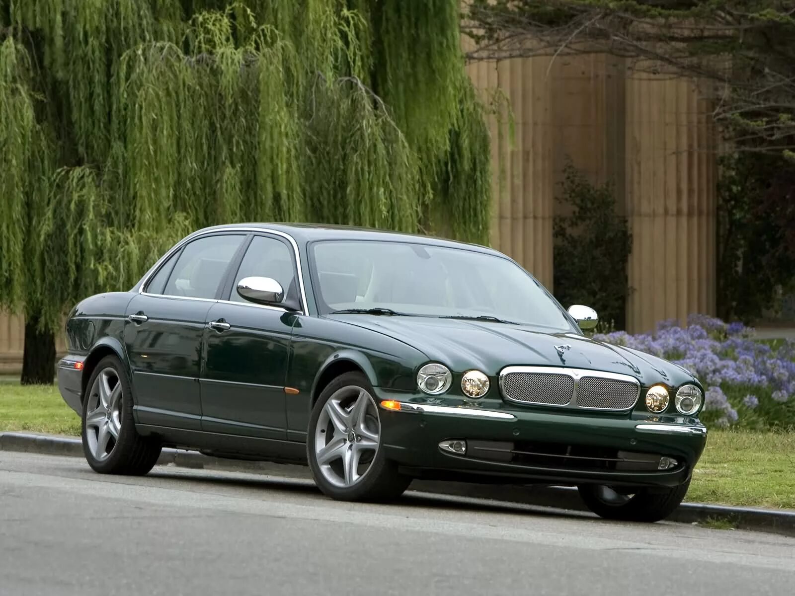 Jag автомобиль. Jaguar xj8 2005. Jaguar xj8 super v8 2005. Jaguar XJ v8. Jaguar XJ super v8.