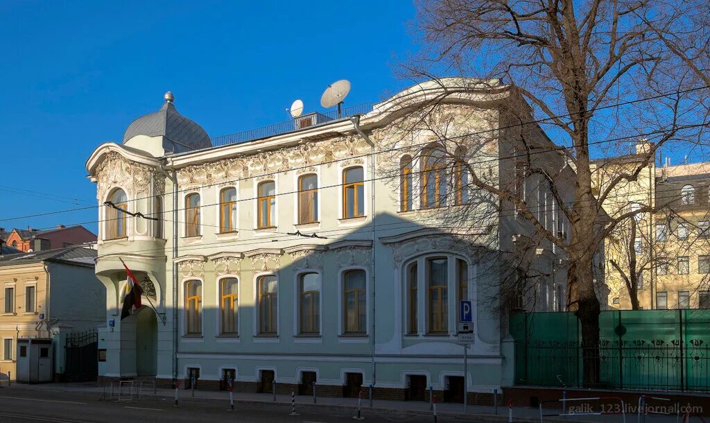 Особняк рекк пятницкая улица. Никитский дом с колоннами. Большая никитская 5. Фасад дома с колоннами. Никитский дом с колоннами.