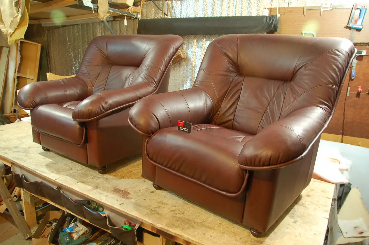 Обивка мебели. Перетяжка мебели великий. Обшивка кожаного дивана. Перетянут старое ь кресло. Обивщик мягкой мебели.