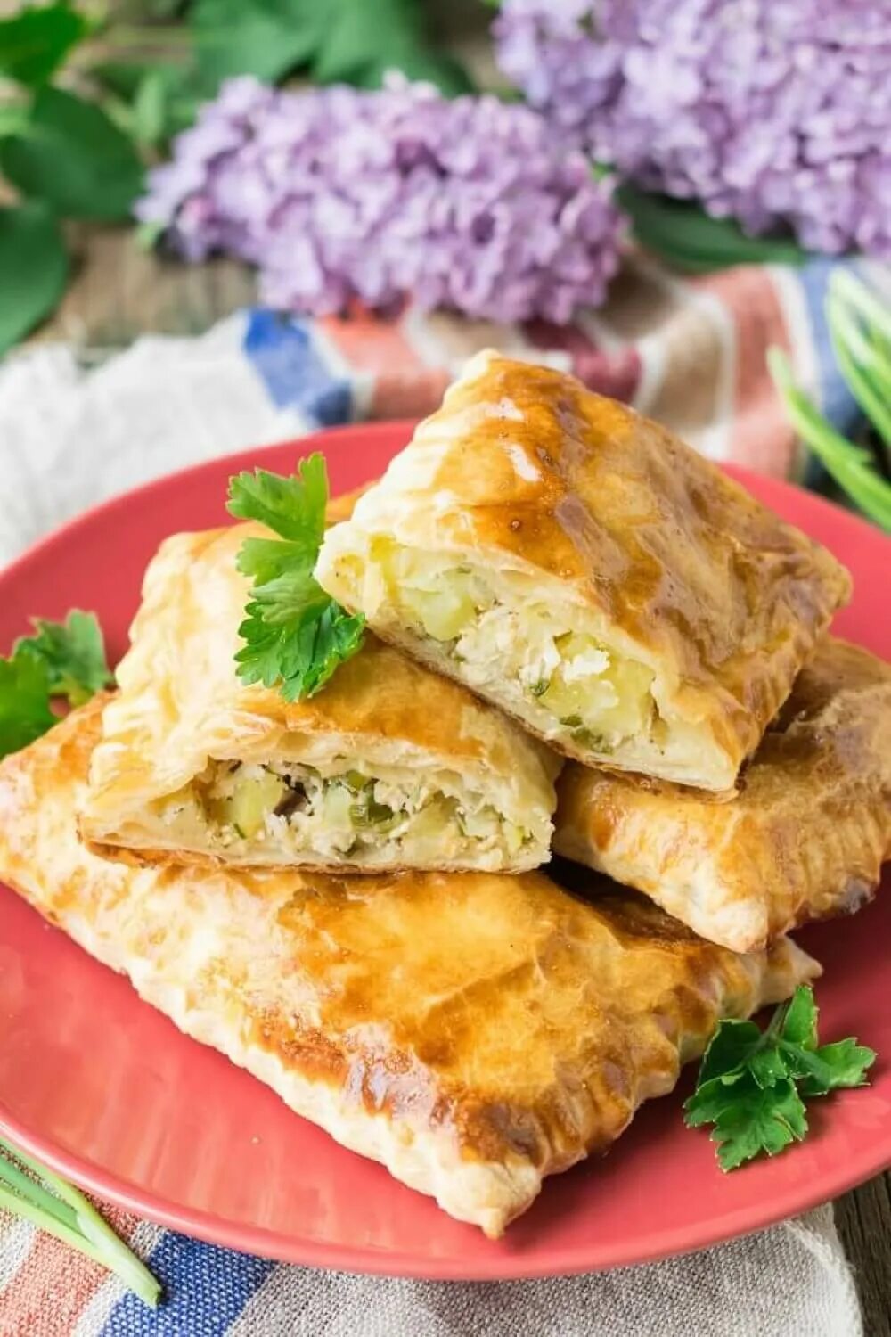 Слоеное тесто с курицей и картошкой. Пироги из слоеного теста. пирожки из слоеного теста. слойка с курицей и сыром. слоеный пирог с курицей.