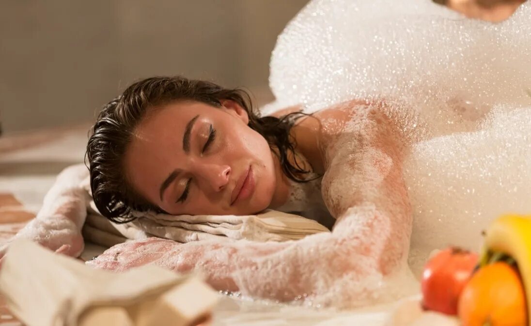 Турецкий мыльный массаж. Можно ли в хамам при месячных. Турецкая парилка хамам. Девочки моются в сауне. Сауна во время месячных.