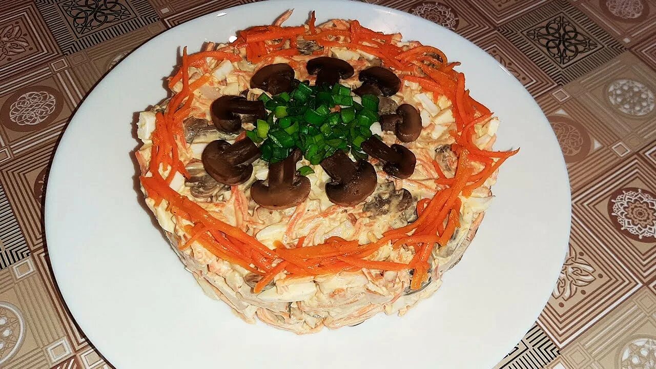 Салат с копчёной курицей и корейской морковью и грибами. Салаты на праздничный стол вкусные с курицей копченой. Салат с копчёной курицей и корейской морковью. Салат с корейской морковью и курицей и грибами.