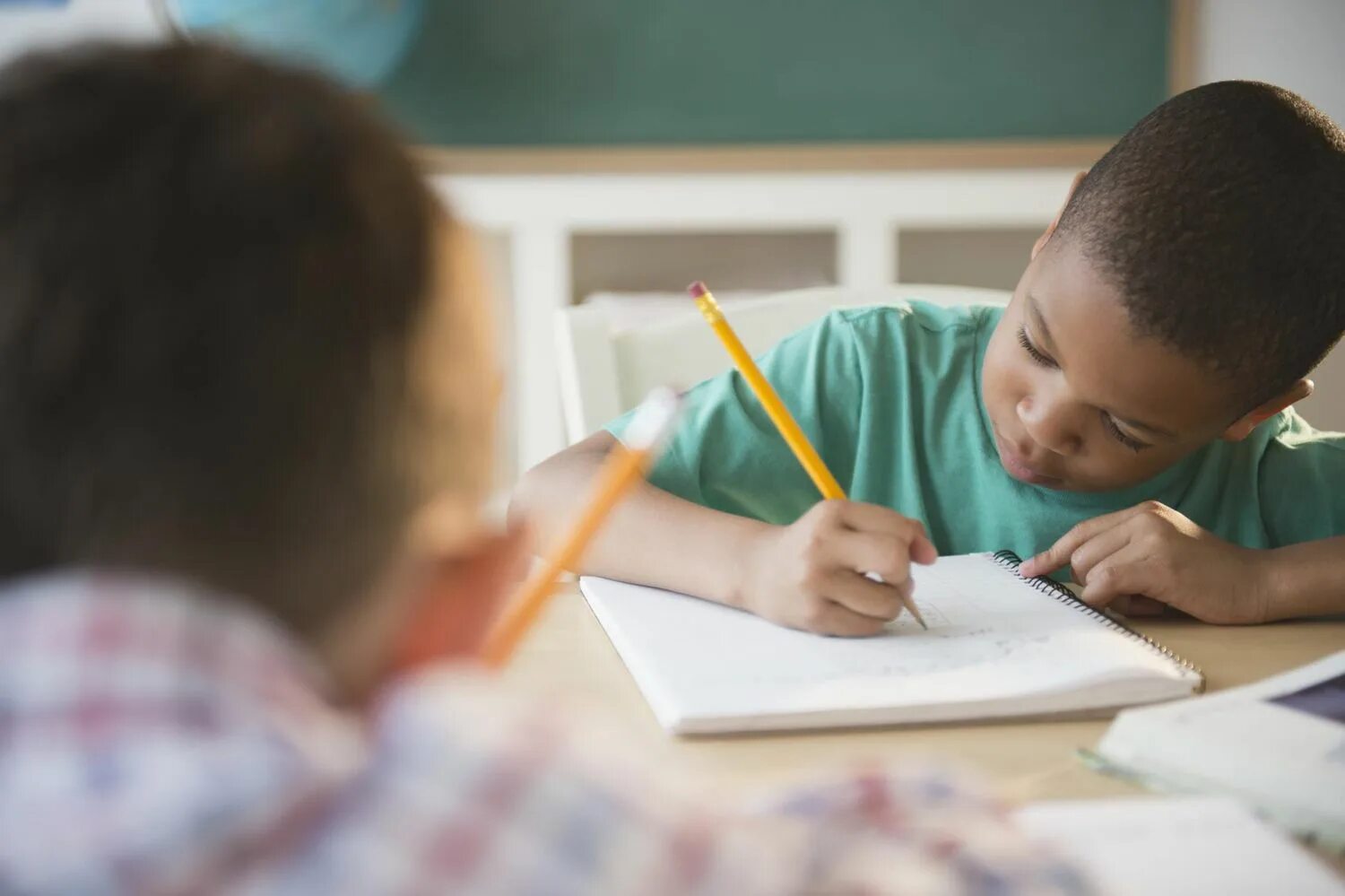 Ребенок ведет дневник. Ребенок пишет. Ребенок пишет картинка. Children write.