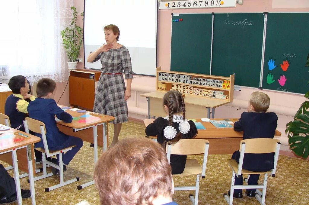 Занятия логопеда в школе 1 класс. Логопед в школе. логопедия в школе. школьник у логопеда. занятия с логопедом в школе.