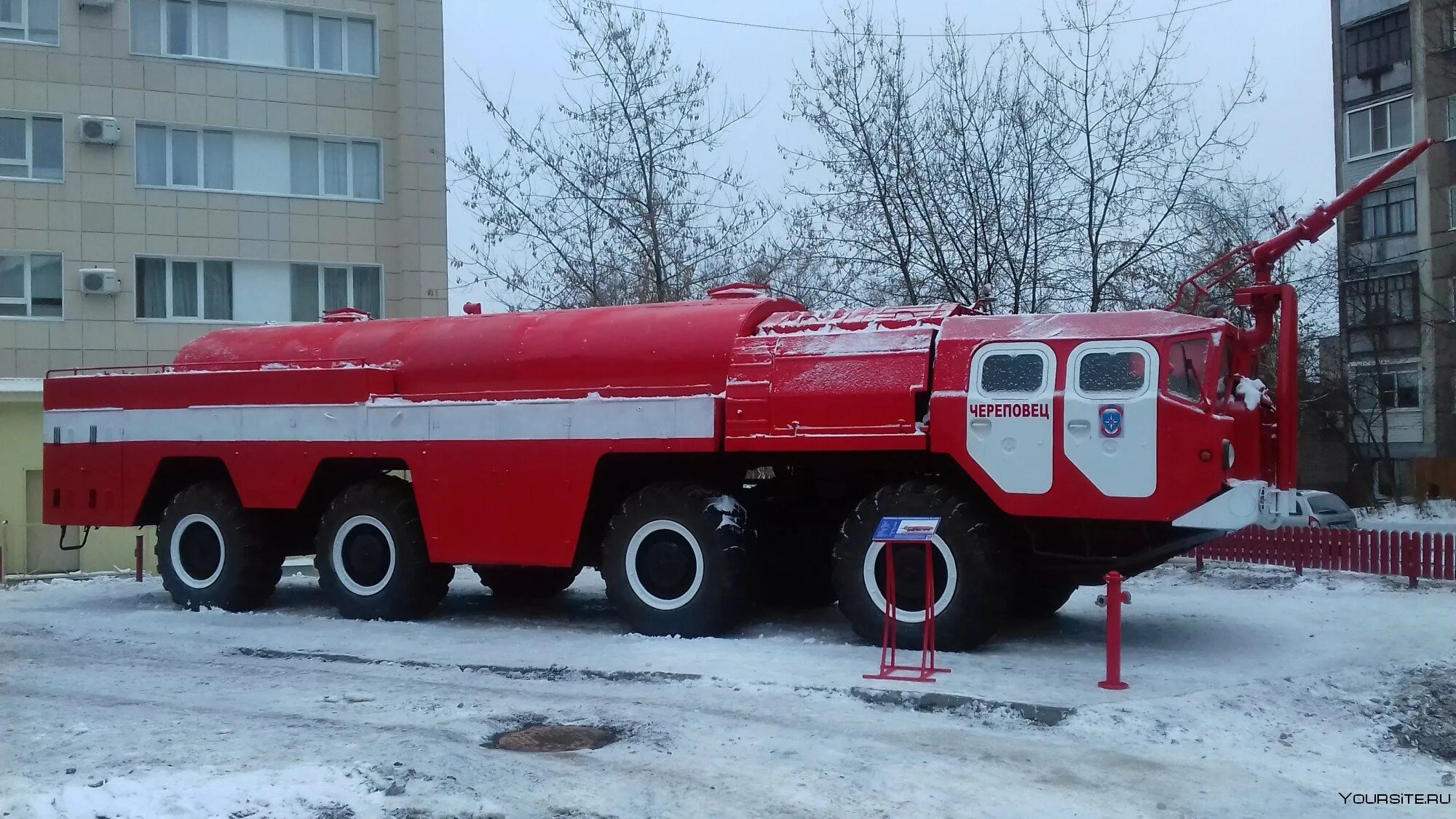 Памятник пожарному автомобилю. Памятник пожарной машине в Череповце. Памятник пожарной машине Вологда. Пожарный автомобиль город Вологда. МЧС Ижевск пожарная машина.