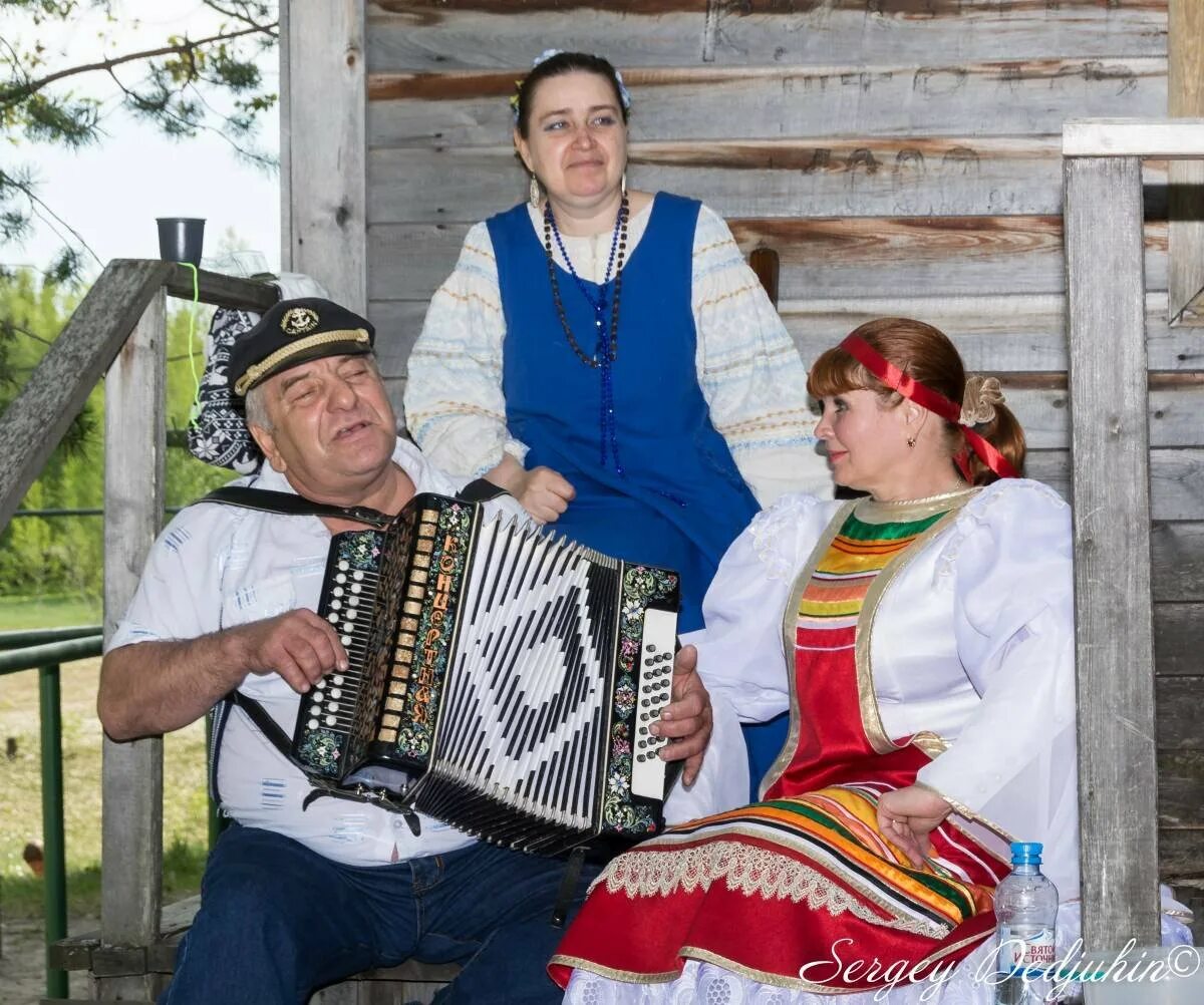 Песни частушки гармонь. Гармонист «русские частушки» Коростень. Гулянье с гармошкой. Гулянье в деревне под гармошку. Люди поют частушки.