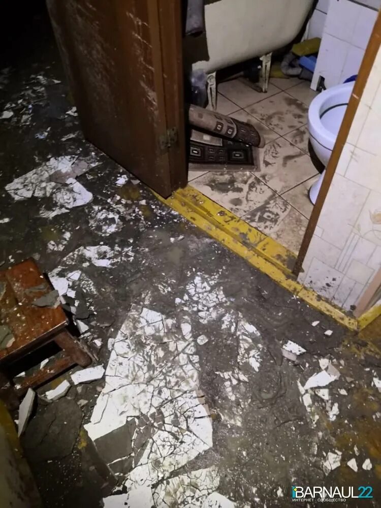 Залило квартиру по вине управляющей компании что делать. Потоп соседей. Затоп квартиры. Потоп в квартире. Затопило квартиру управляющая компания.