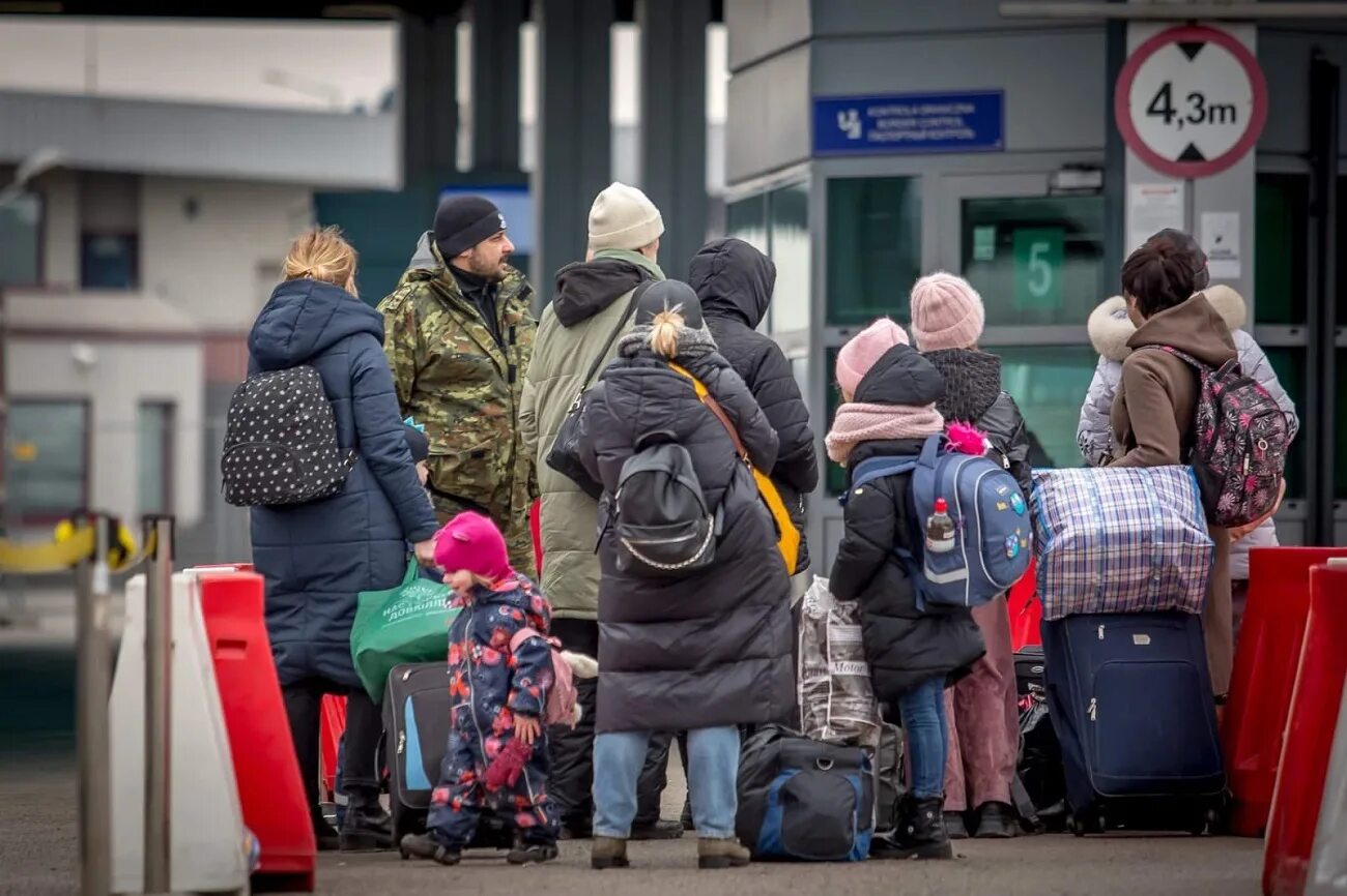 Украинцы статус беженца. Беженцы с Украины. Украинцы беженцы. Дети беженцы из Украины. Беженцы в Варшаве на вокзале.