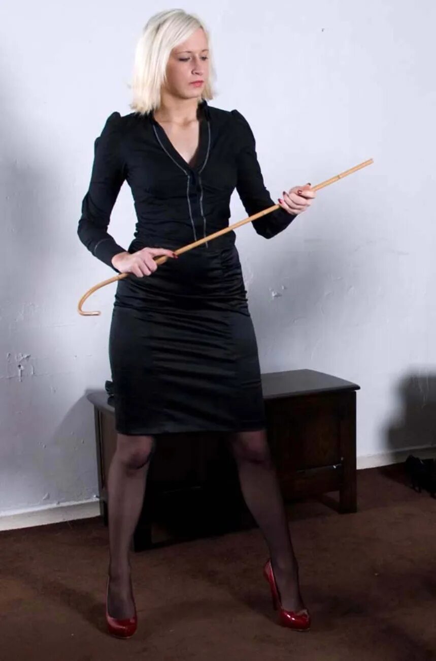 Строгая женщина с розгами. Публичное наказание женщин. Caning girls. Женщина с ремнем. Caning girls.
