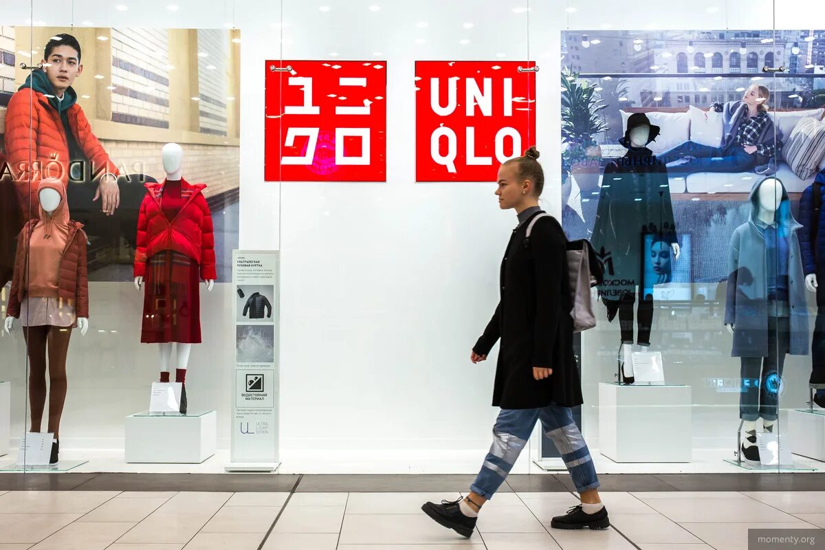Uniqlo беларусь. Базовая футболка uniqlo бежевая. Uniqlo беларусь. Uniqlo внутри. Юникло манекены.