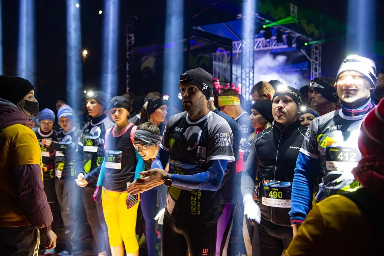 Медаль ночной забег москва. Ночной бег екатеринбург. Laser night run. Ночной забег "laser night run". Laser night run екатеринбург.