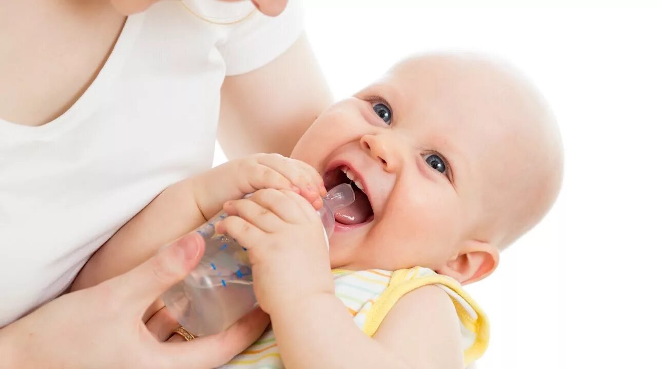 Baby is happy. Ребенок пьет воду. Вода для новорожденных при грудном вскармливании. Грудной ребенок в воде. Грудничок в воде.