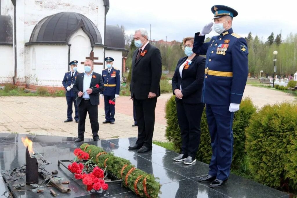 Ритуал краснознаменск. Памятник неизвестному солдату Краснознаменск. Возложение цветов Краснознаменск. МУП ритуал Краснознаменск архив захоронений.