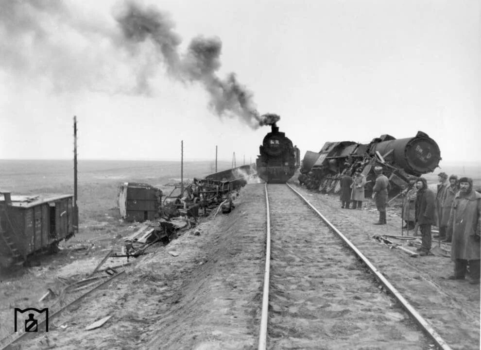 Эшелон северный. Мурманская железная дорога в годы войны 1941-1945. Бой на железной дороге в Белоруссии в 1941. Железнодорожный вокзал Сталинграда 1943. Военный эшелон 1941 год.