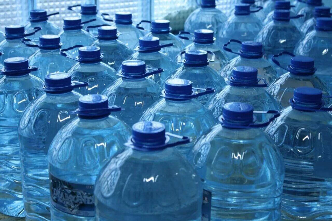 Продажа воды в бутылках. Бутилированная вода. Много бутылок воды. Вода в бутылях. Бутылка для воды.