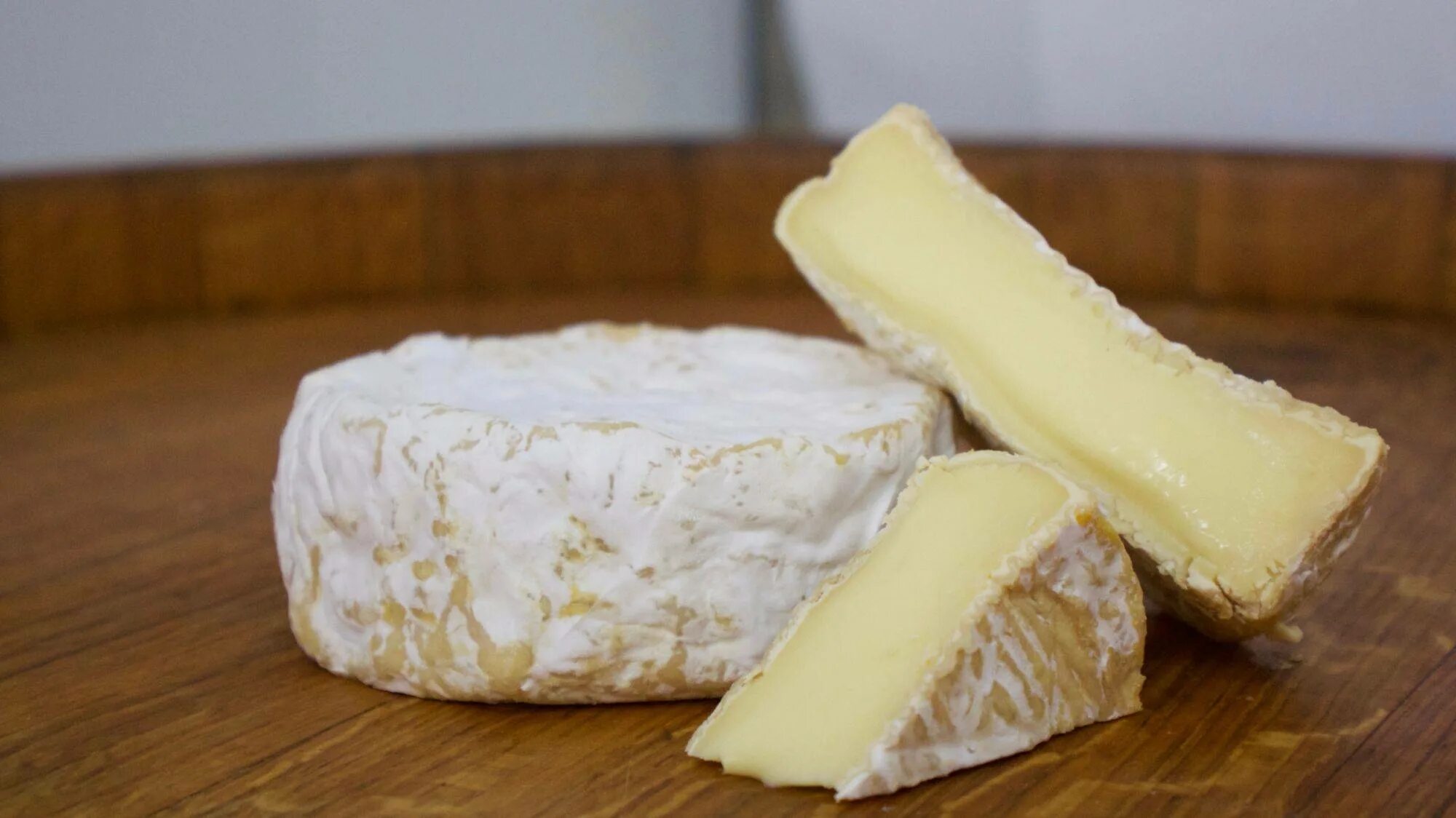 Почему сыр белый. Сыр камамбер. Сорт сыра с плесенью камамбер. Сыр Camembert. Французский сыр камамбер.