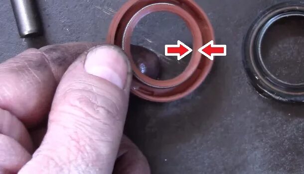 Indesit wisl 102 втулка под сальник. Насос т9 ца 320 сальник привода вала. Сальник насоса мтз 82. Сальник коленвала передний ваз 2110. Стакан вала вертикального мтз 82.