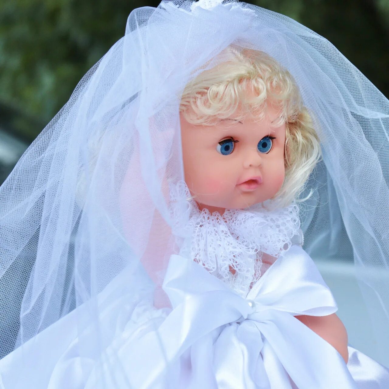 Купить куклу невесту. Свадебные куклы. Кукла невеста на машину. Кукла на свадебной машине. Кукла невеста на свадебную машину.