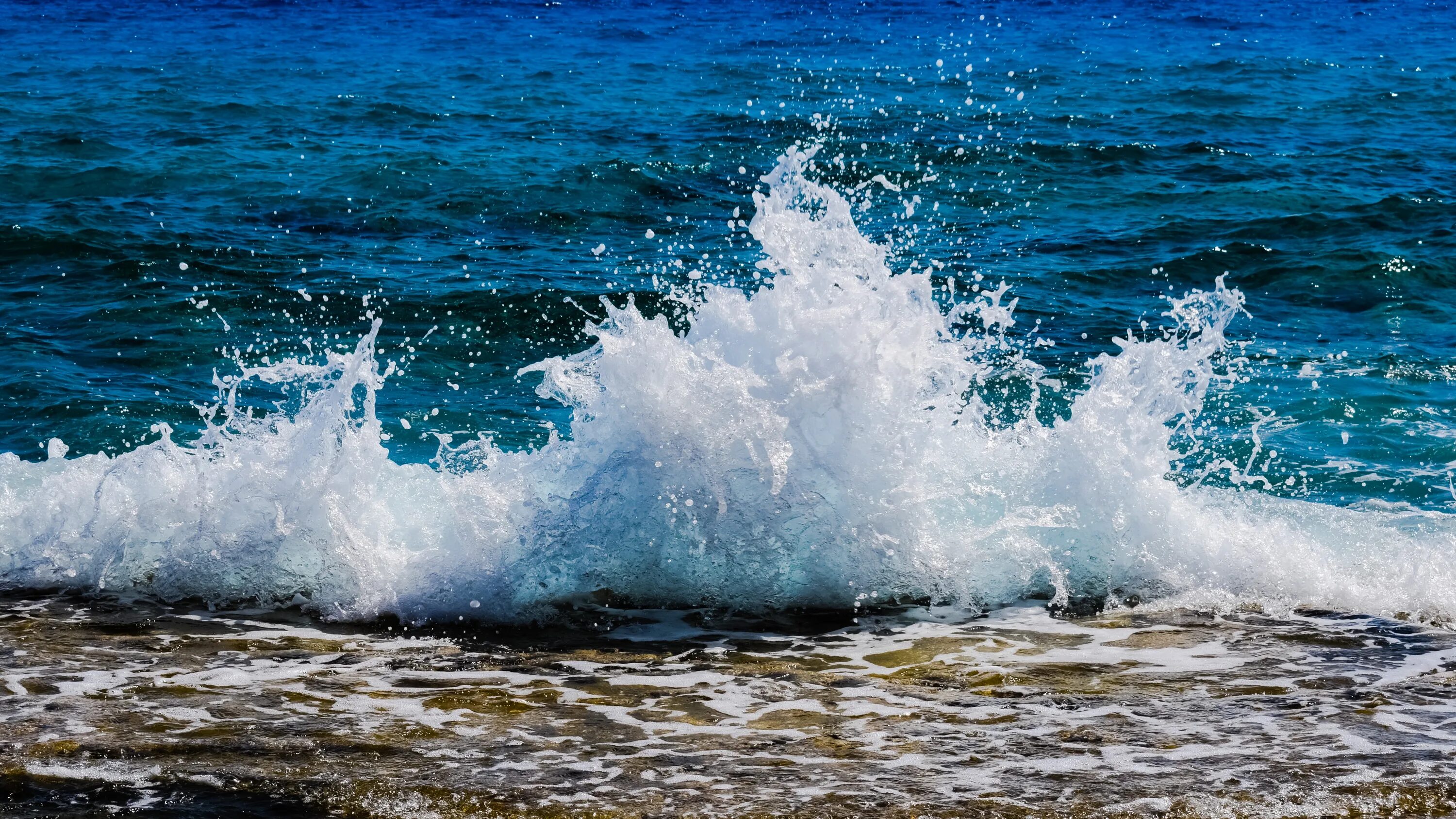Ах море море волна. Морская пена. волны на воде. море, волны. брызги волн.