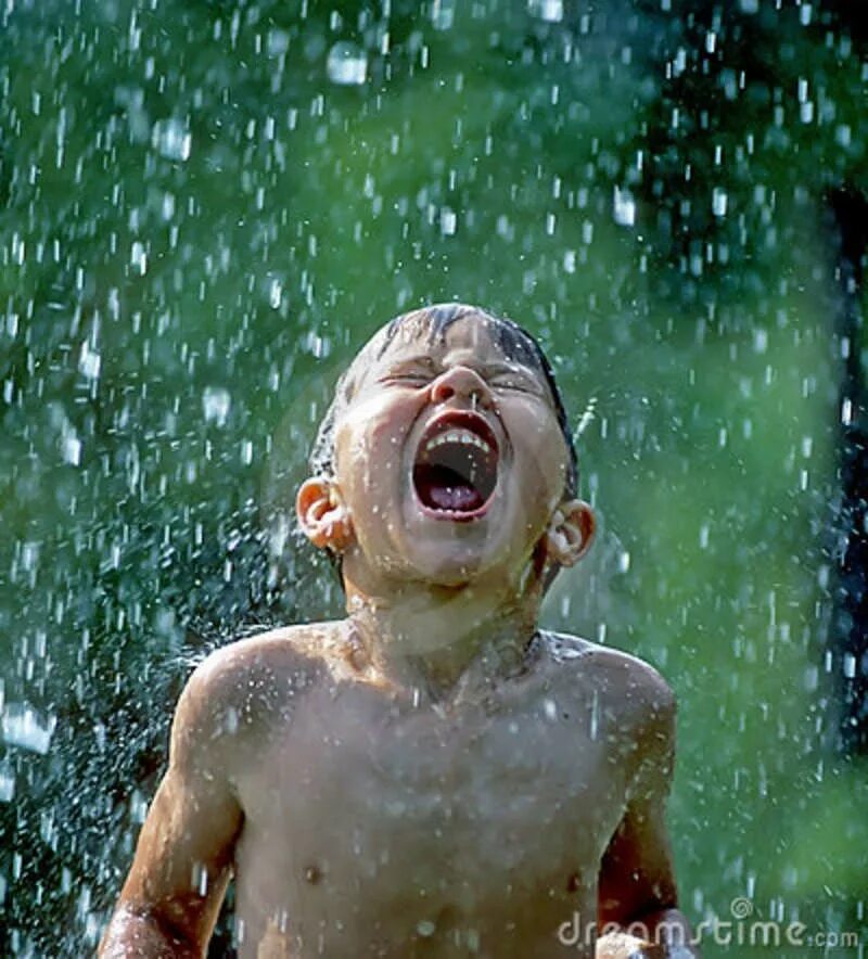 Мальчик под дождем. Дети радуются дождю. Мокрый человек. Мальчишки под дождем.